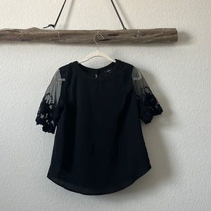 LuLus short sleeve top with lace sleeves. Never been worn, Size M.